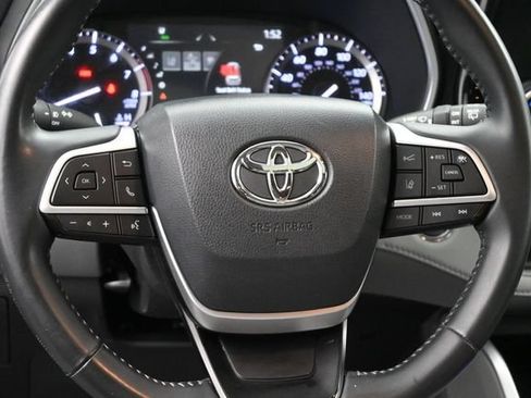 Used 2022 Toyota Highlander XLE AWD/4WD image 8