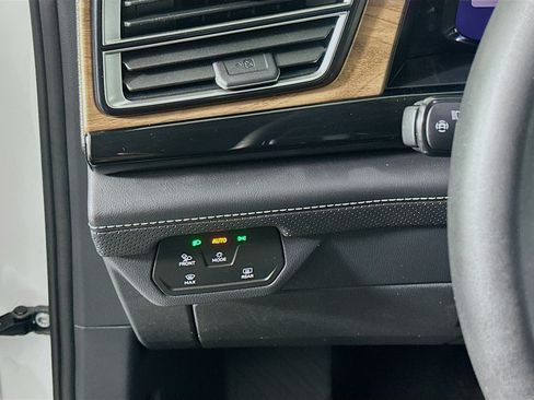 Used 2024 Volkswagen Atlas SE w/ Black Wheel Package FWD image 17