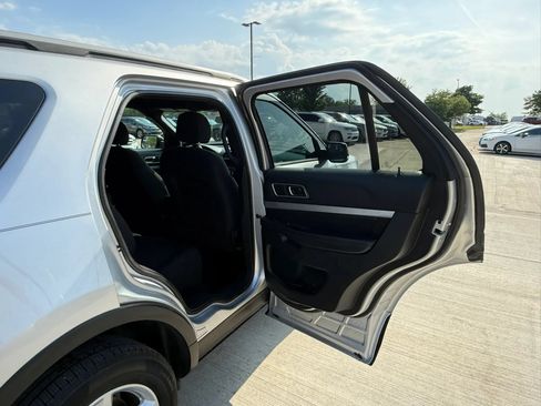 Used 2017 Ford Explorer XLT AWD/4WD image 22
