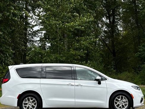 Used 2023 Chrysler Pacifica Touring-L FWD image 8