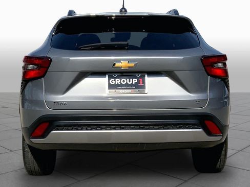 Used 2025 Chevrolet Trax LT FWD image 5