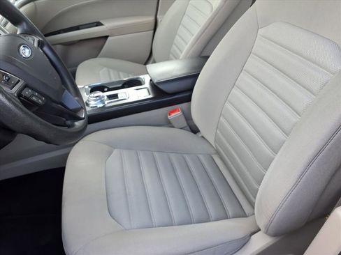 Used 2018 Ford Fusion SE w/ Fusion SE Technology Package image 3