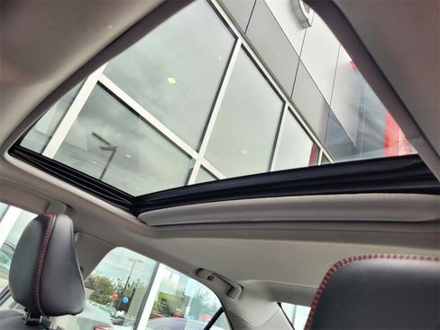 Used 2016 Toyota Camry SE image 18