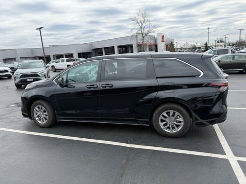 Used 2025 Toyota Sienna LE image 10