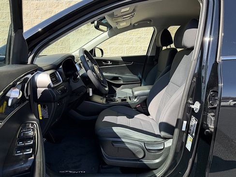 Used 2018 Kia Sorento LX image 17