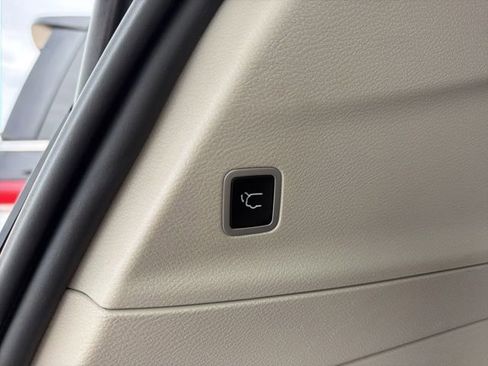 Used 2023 Chrysler Pacifica Touring-L FWD image 10