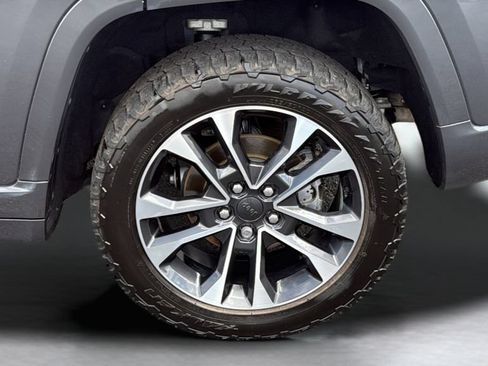 Used 2022 Jeep Grand Cherokee Overland AWD/4WD image 23