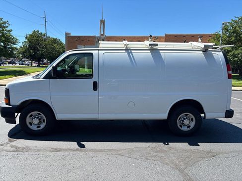 Used 2017 Chevrolet Express 2500 RWD image 4