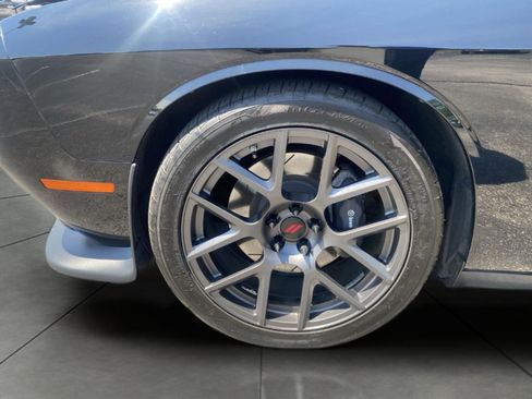Used 2017 Dodge Challenger R/T Scat Pack RWD image 4