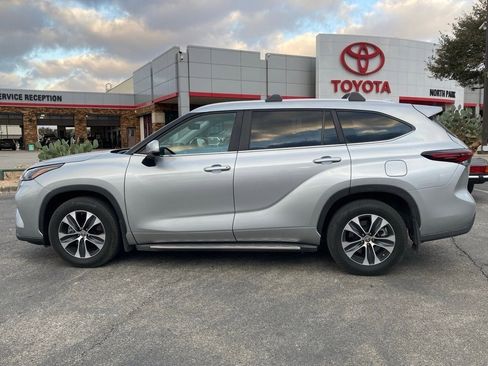 Certified 2024 Toyota Highlander XLE image 8