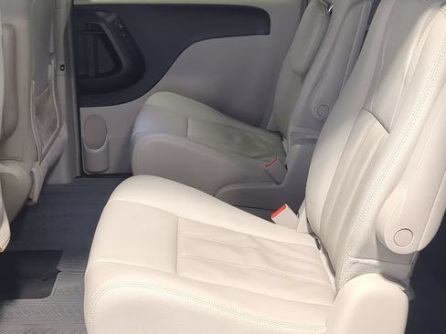 Used 2016 Chrysler Town & Country Touring w/ Driver Convenience Group FWD image 23