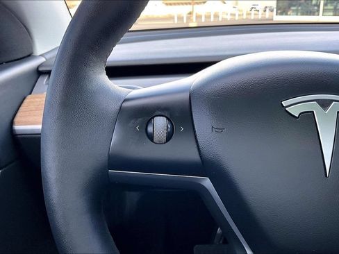 Used 2022 Tesla Model Y Long Range AWD/4WD image 18