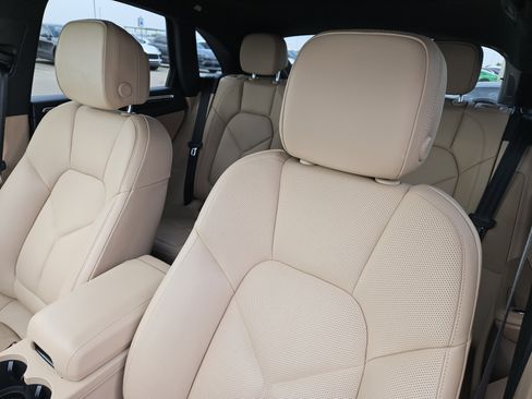 Certified 2025 Porsche Macan image 6