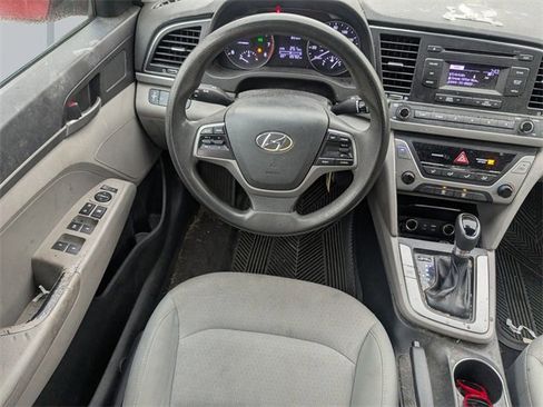 Used 2017 Hyundai Elantra SE image 12