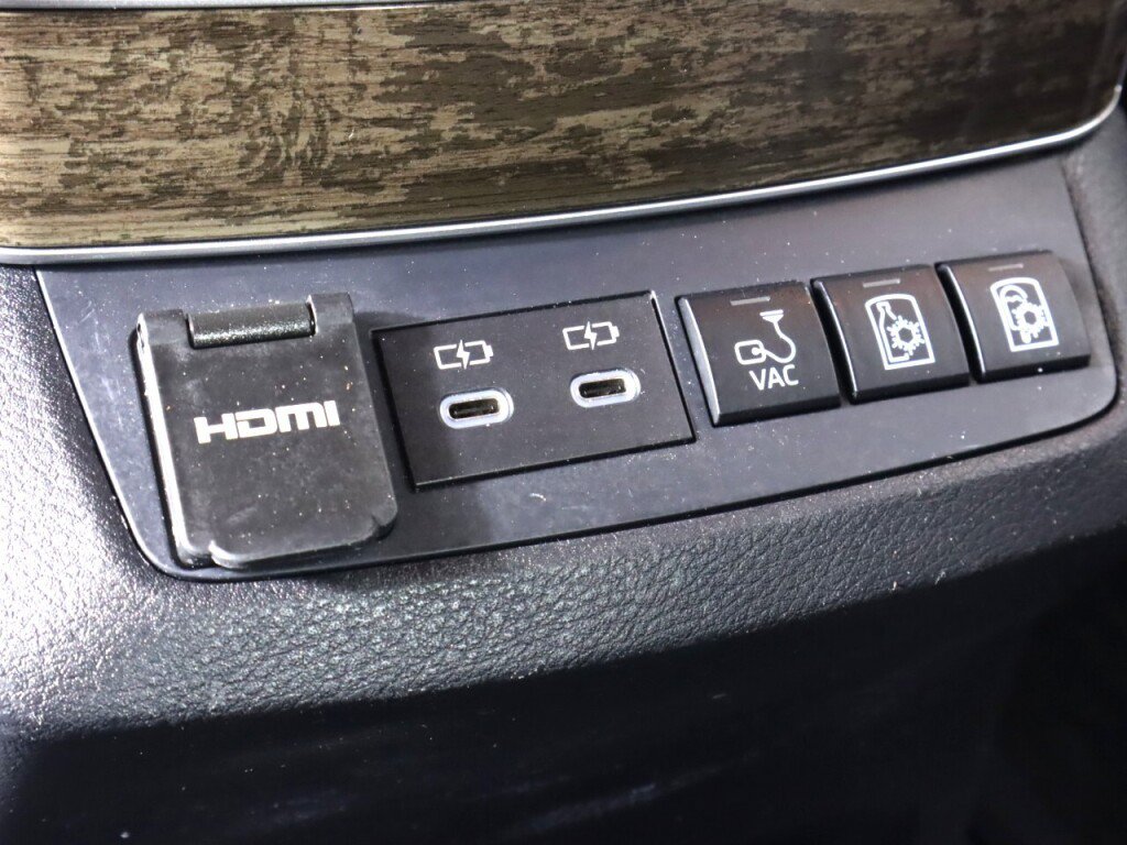 Used 2025 Toyota Sienna Platinum AWD/4WD image 33