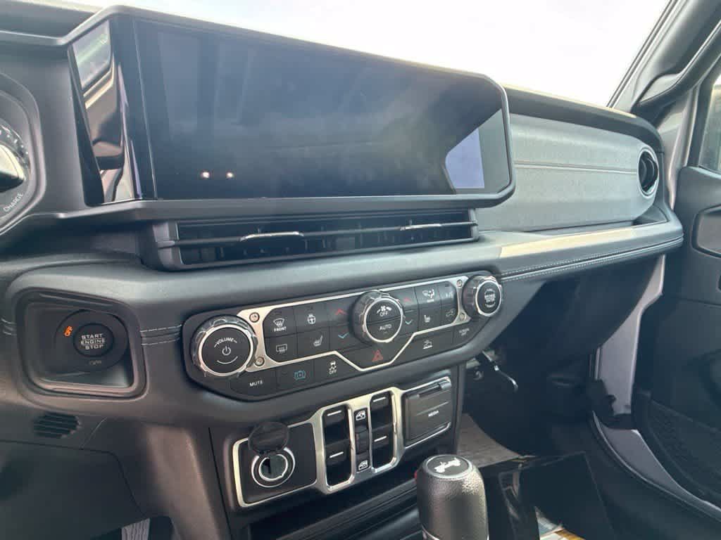 Used 2024 Jeep Wrangler Unlimited Sahara AWD/4WD image 16