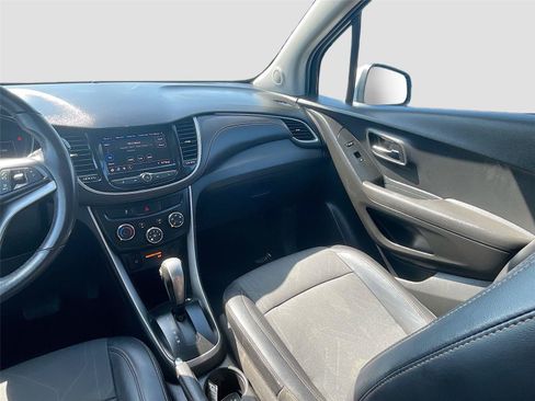Used 2020 Chevrolet Trax LT w/ LT Convenience Package AWD/4WD image 21