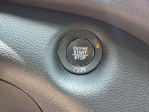 Used 2019 Jeep Cherokee Latitude Plus w/ Comfort/Convenience Group AWD/4WD image 10