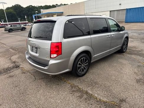 Used 2018 Dodge Grand Caravan GT FWD image 3