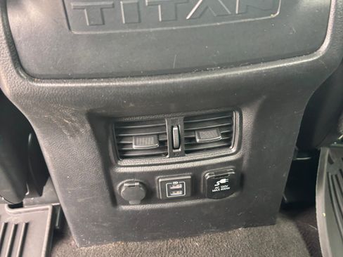Used 2019 Nissan Titan SL image 12