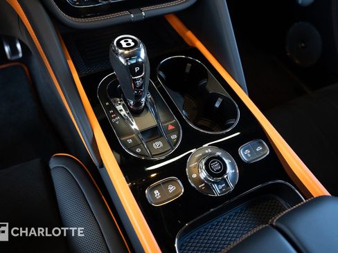 Used 2025 Bentley Bentayga image 28