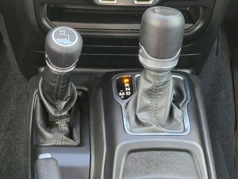 Used 2022 Jeep Gladiator Sport AWD/4WD image 35