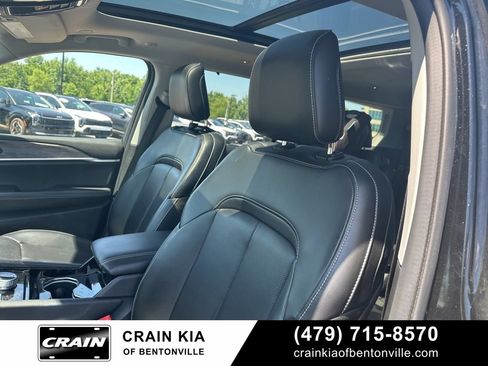 Used 2023 Jeep Grand Cherokee L Limited w/ Luxury Tech Group II AWD/4WD image 4