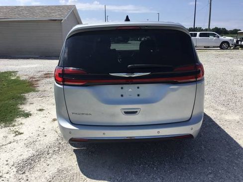 Used 2023 Chrysler Pacifica Touring-L FWD image 4