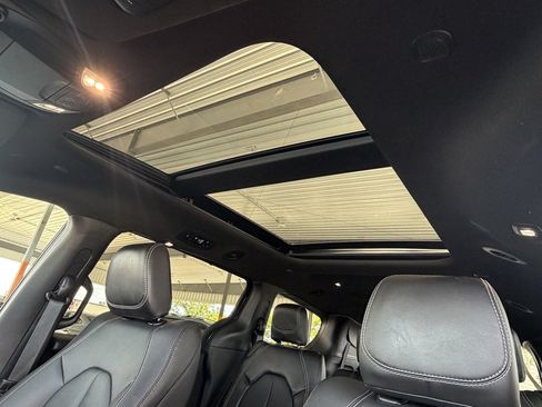 Used 2025 Chrysler Pacifica Select FWD image 21