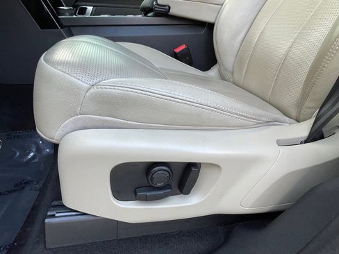 Used 2017 Land Rover Discovery SE image 31