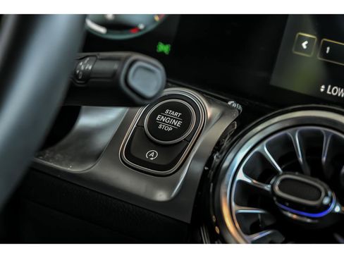 Used 2022 Mercedes-Benz GLB 250 4MATIC image 17