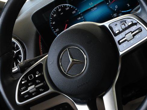 Used 2022 Mercedes-Benz GLB 250 4MATIC image 23