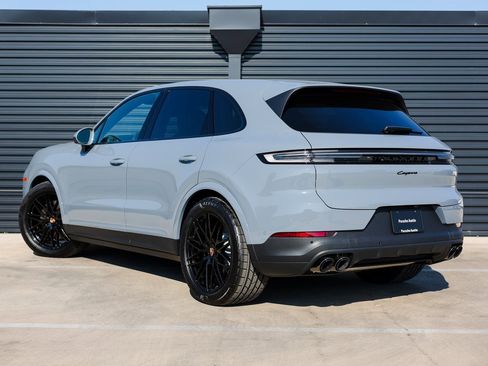 New 2025 Porsche Cayenne image 3