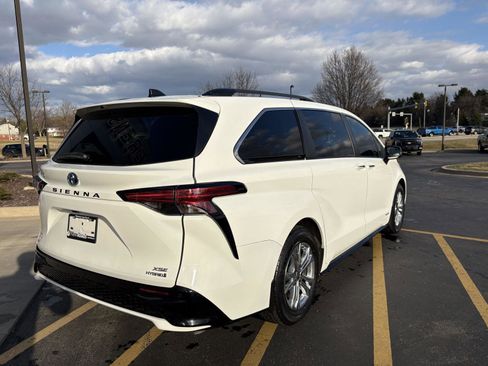 Used 2021 Toyota Sienna XSE image 6
