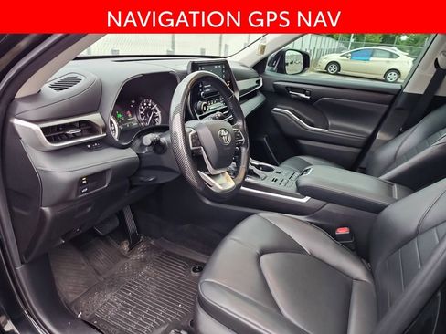 Used 2022 Toyota Highlander XLE AWD/4WD image 7
