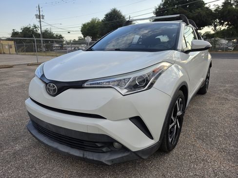 Used 2018 Toyota C-HR XLE FWD image 3