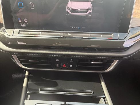 Used 2025 Volkswagen Atlas SE AWD/4WD image 19