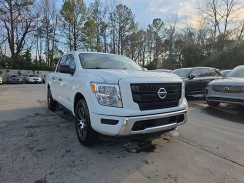 Used 2022 Nissan Titan SV image 4