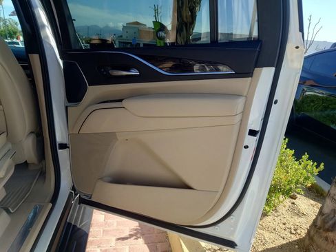 Used 2021 Cadillac Escalade ESV Premium Luxury image 11