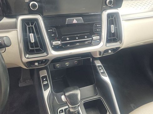 Used 2021 Kia Sorento S image 16