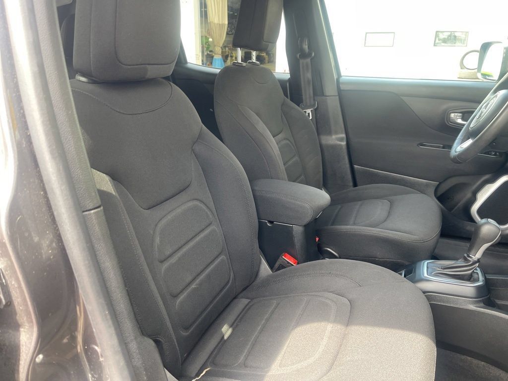 Used 2019 Jeep Renegade Latitude AWD/4WD image 23