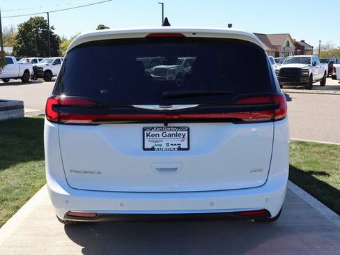 New 2026 Chrysler Pacifica Select image 34