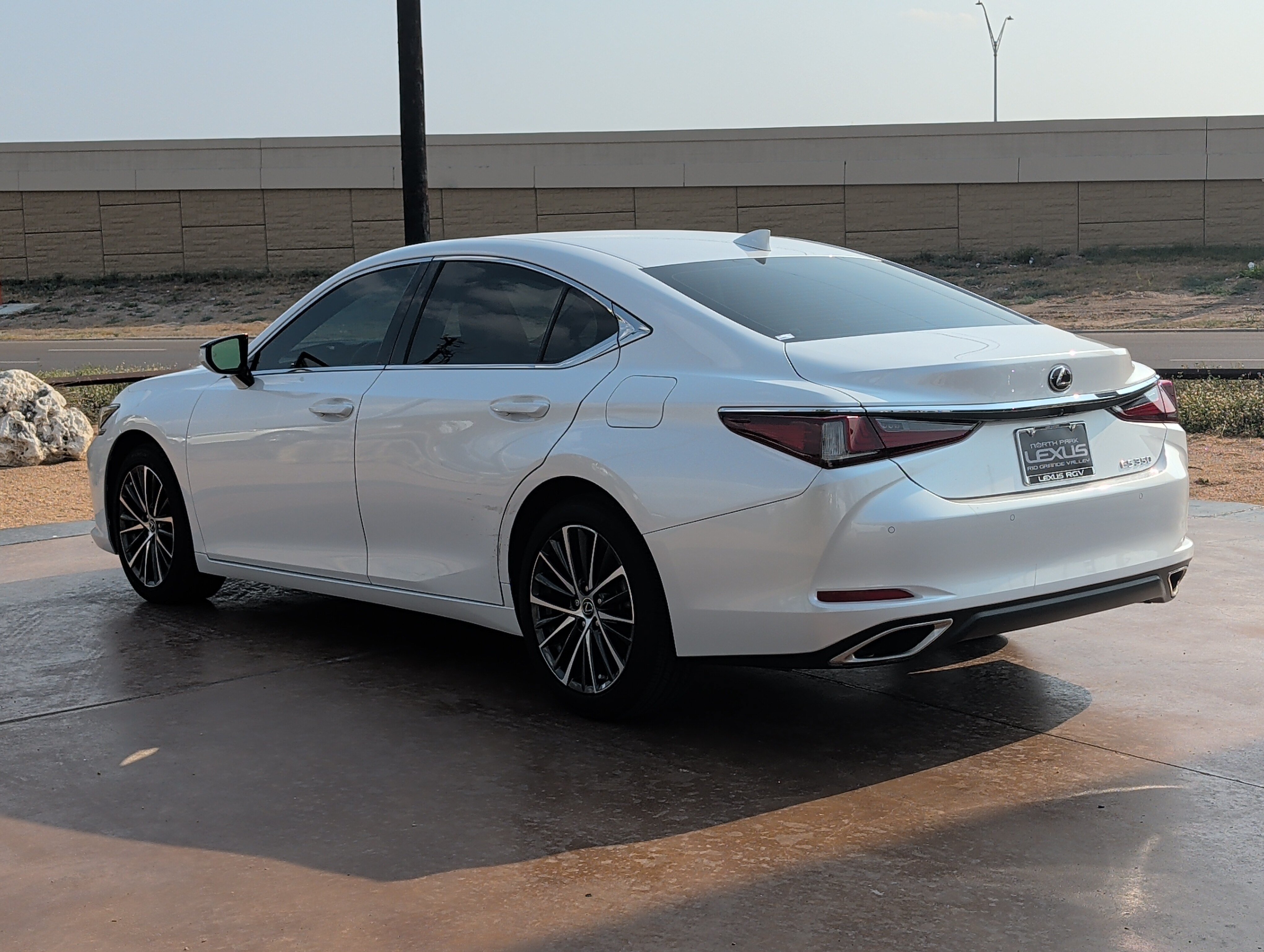 Used 2025 Lexus ES 350 w/ Premium Package FWD image 4