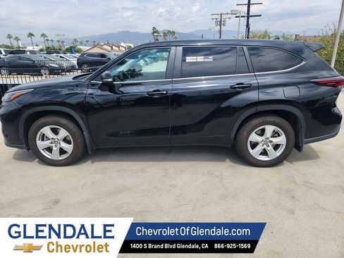Used 2024 Toyota Highlander LE AWD/4WD image 4