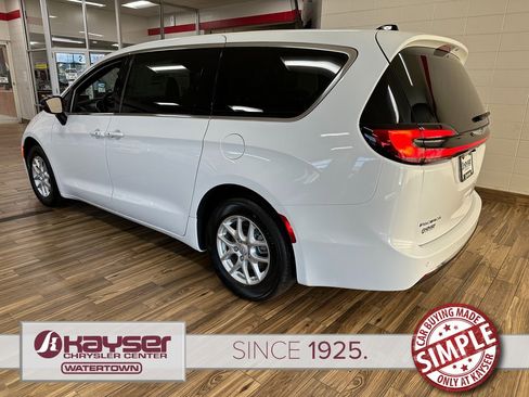 New 2026 Chrysler Pacifica Select image 3