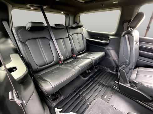 Used 2023 Jeep Wagoneer Series II AWD/4WD image 34