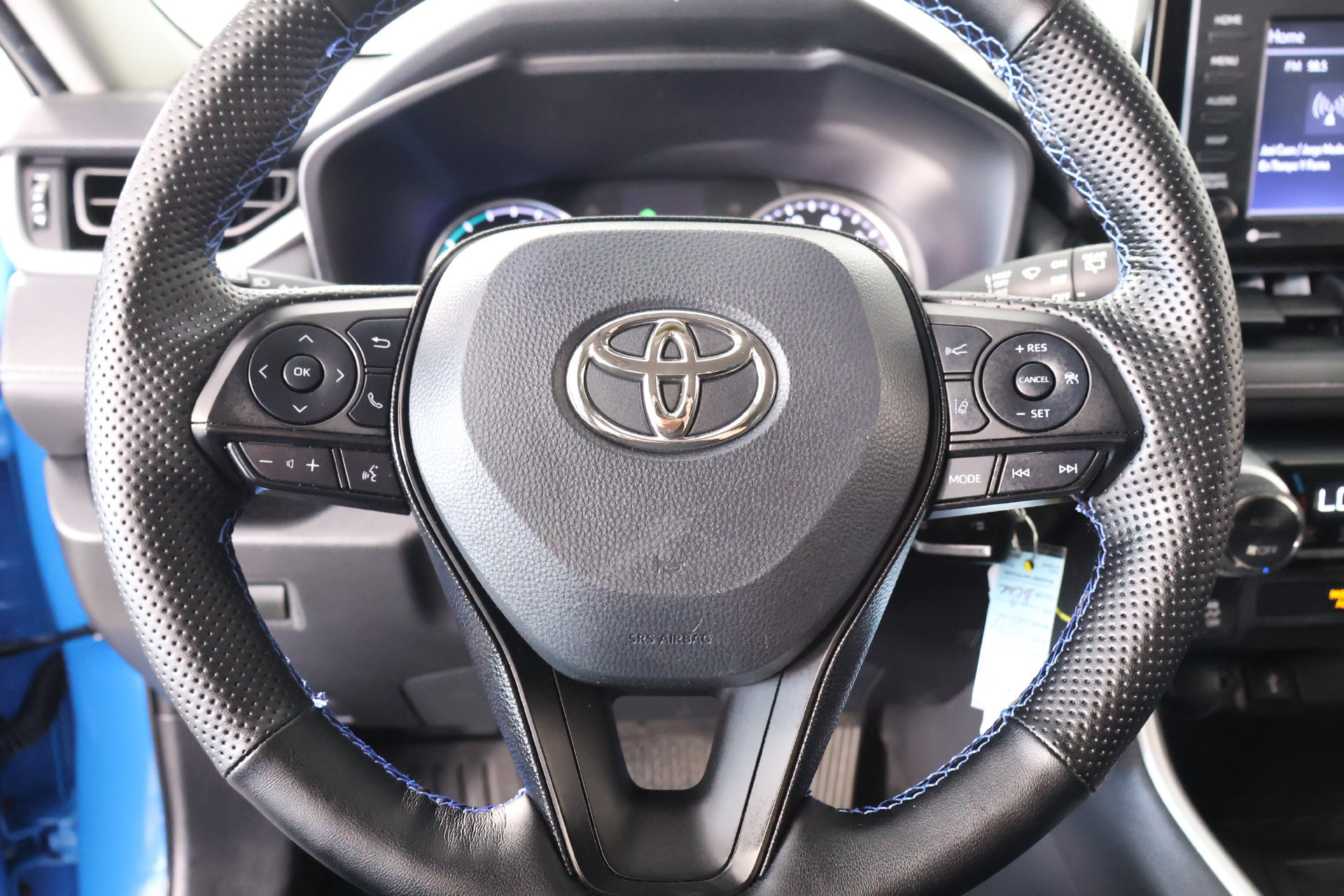Used 2021 Toyota RAV4 LE AWD/4WD image 3
