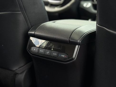 Used 2022 Toyota Highlander XLE AWD/4WD image 18