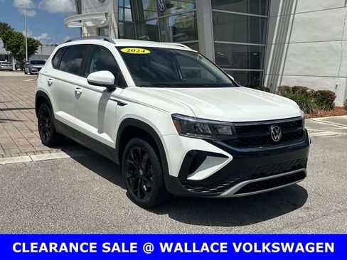 Certified 2024 Volkswagen Taos SE w/ Black Wheel Package FWD image 5