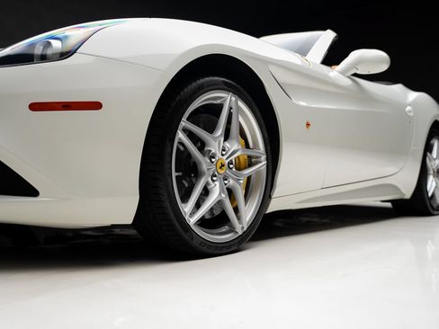 Used 2015 Ferrari California T RWD image 83